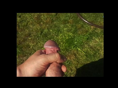 ❤️ Keçika germ di bexçeyek havînê de pisîka xwe ya pembe diqelişe û bi şuştinê dixe. ❤️❌ Vîdyoyê porno li porno ku.myteporn.ru ❌️❤