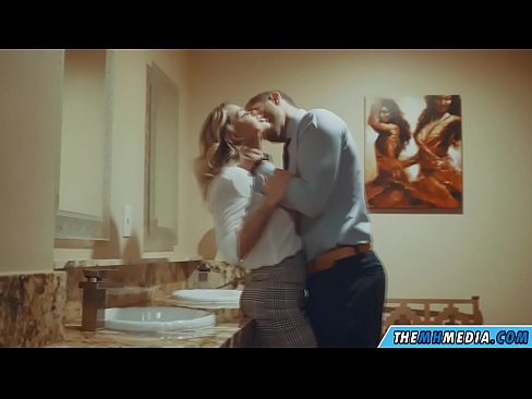 ❤️ Gava ku blondeyek busty we di nav hewşek gelemperî de dixapîne ❤️❌ Vîdyoyê porno li porno ku.myteporn.ru ❌️❤